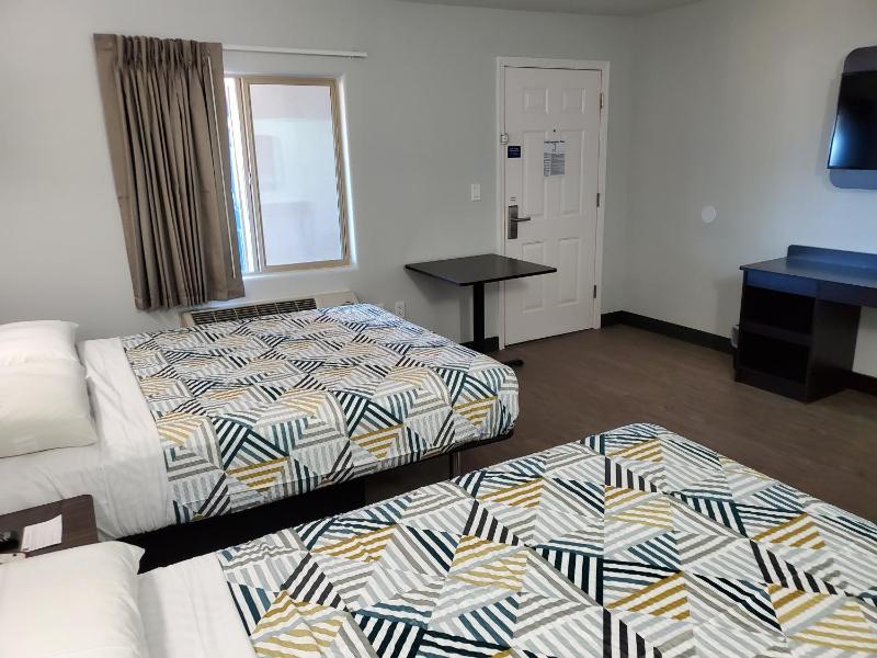Queen Room with Two Queen Beds - Disability Access - Non-Smoking image 4