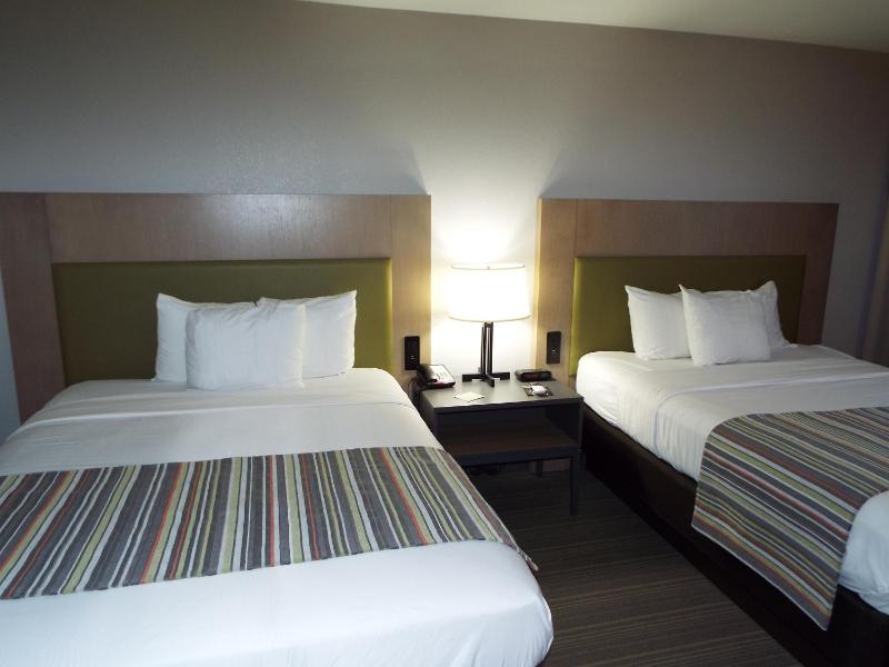 Queen Room with Two Queen Beds - Non-Smoking image 3