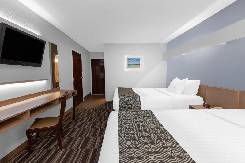 Queen Room with Two Queen Beds - Non-Smoking image 2