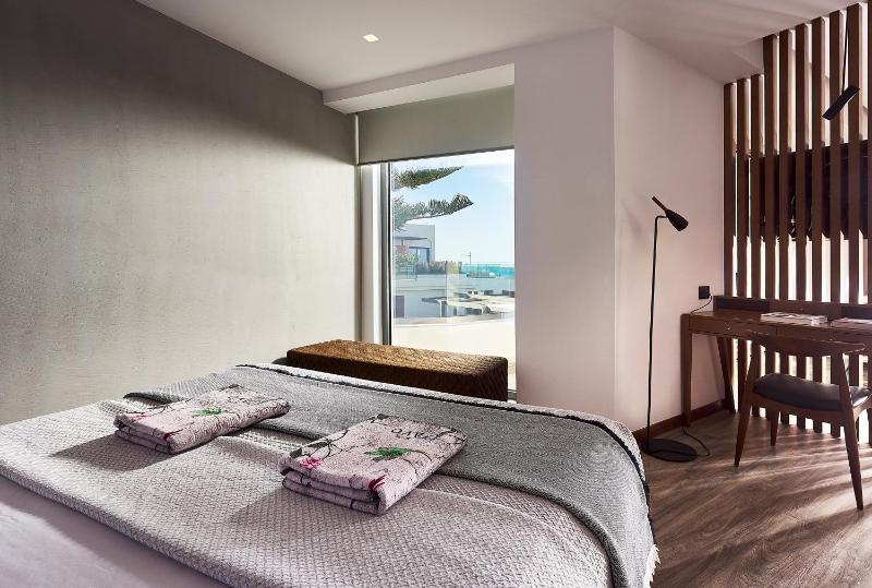Deluxe Suite with Indoor Jacuzzi -Sea View image 1