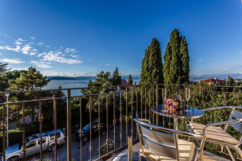 One-Bedroom Apartment with Balcony and Sea View image 3