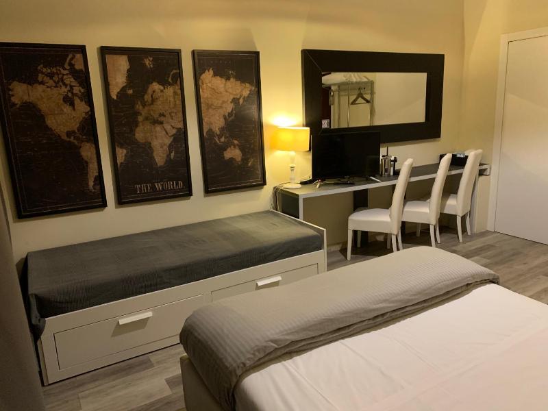 Triple Room with Private Bathroom image 3