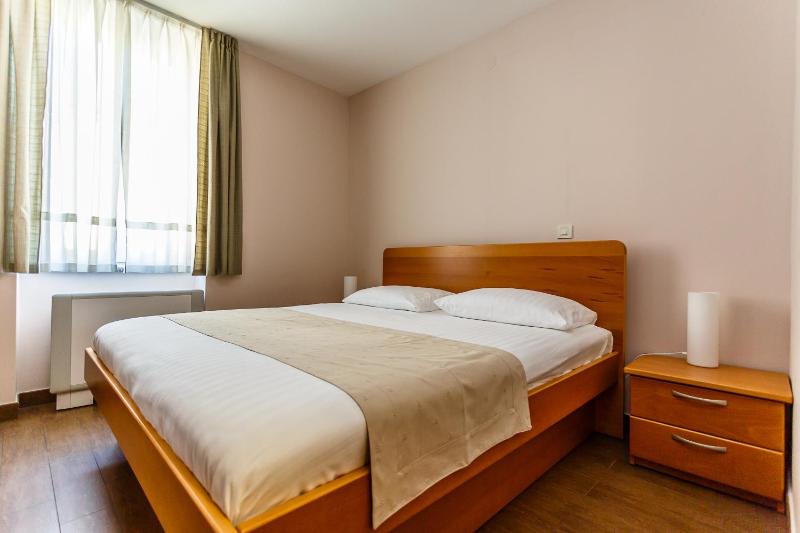 One-Bedroom Apartment with Balcony and Sea View image 1