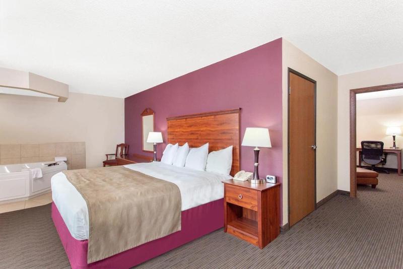 Suite with Sofa Bed and Hot Tub - Non-Smoking image 2