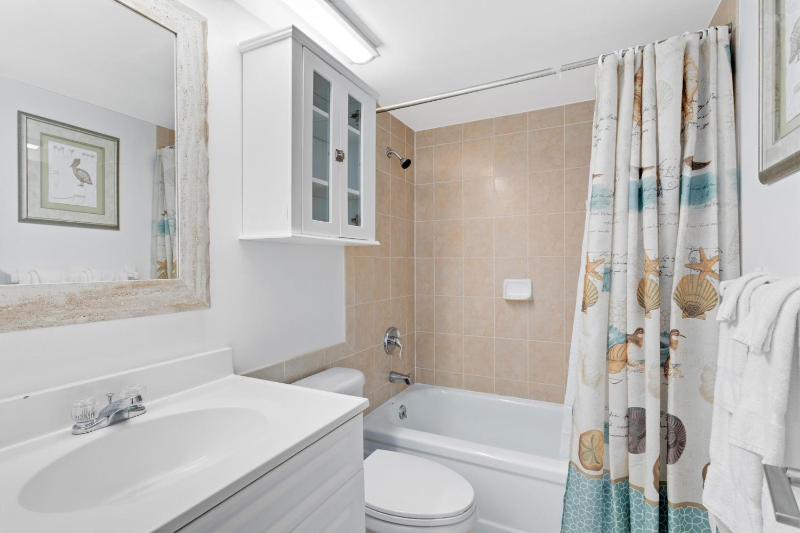 Deluxe Two-Bedroom Apartment on Ground Floor - Unit #103, 111 image 4
