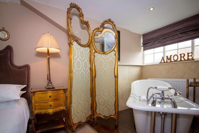 Standard Double Room image 3