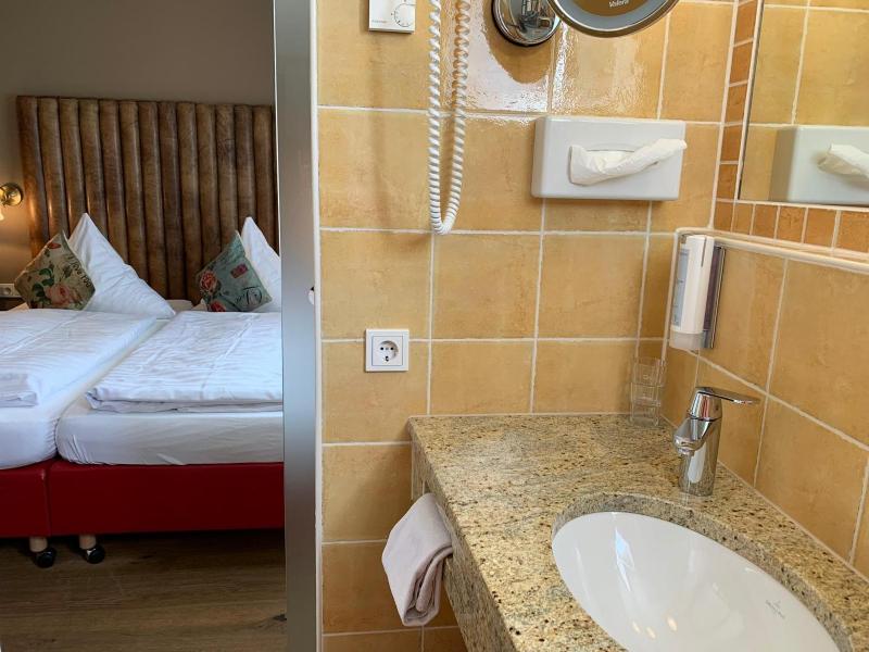 Double Room image 3