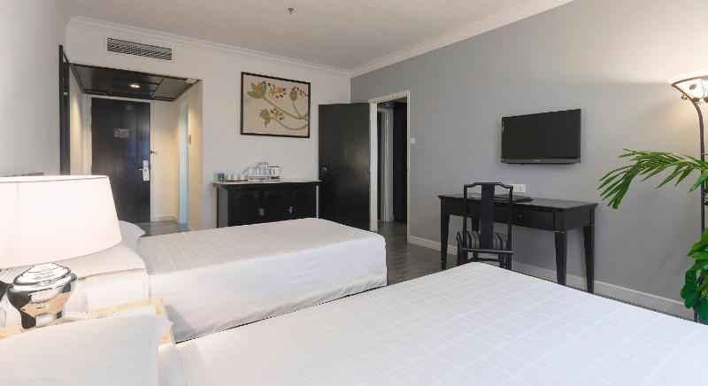 Deluxe Family Suite image 2