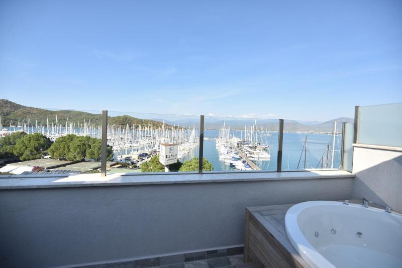 Deluxe Suite with Sea View image 4
