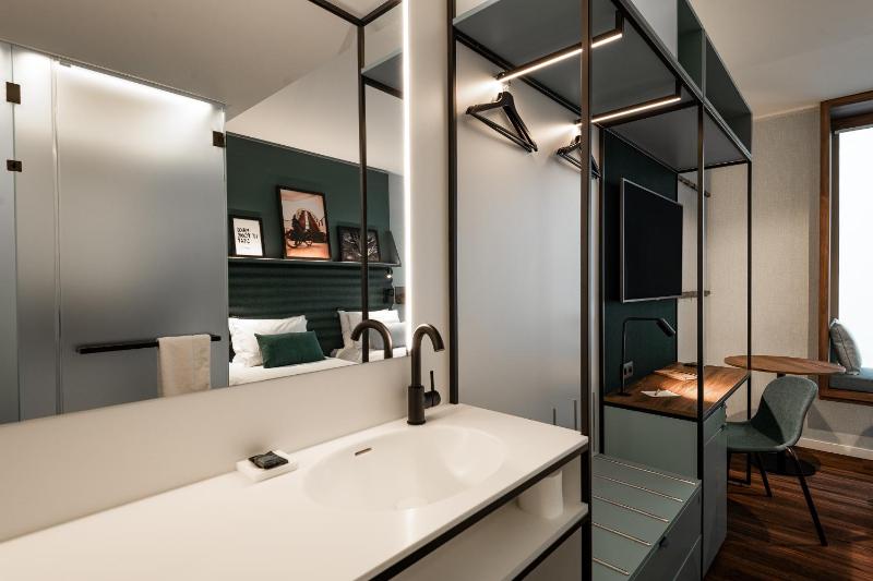 Twin Room image 4
