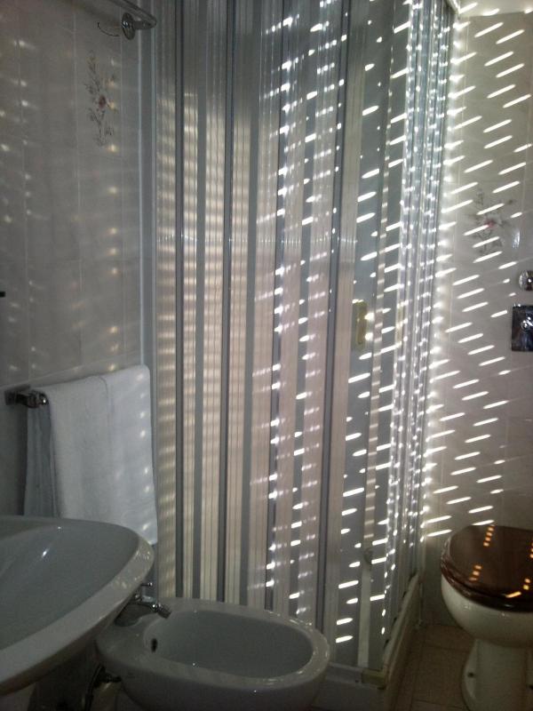 Twin Room with Private Bathroom image 4