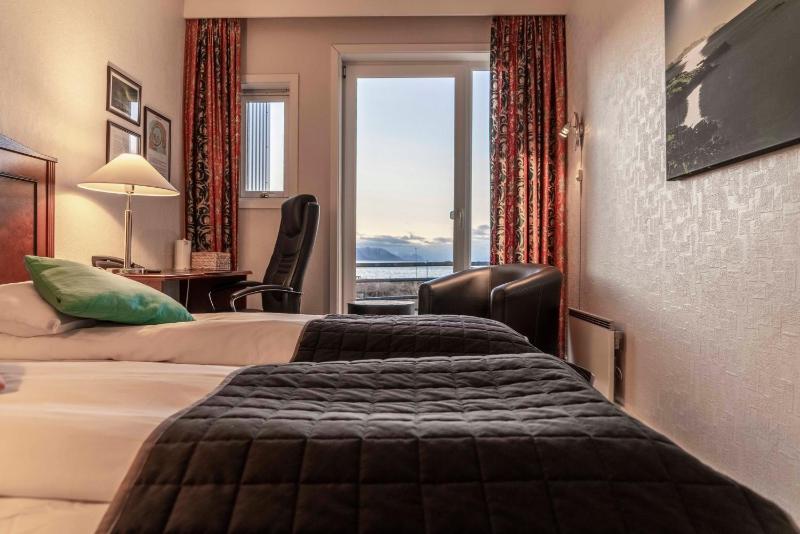 Twin Room with Balcony image 3