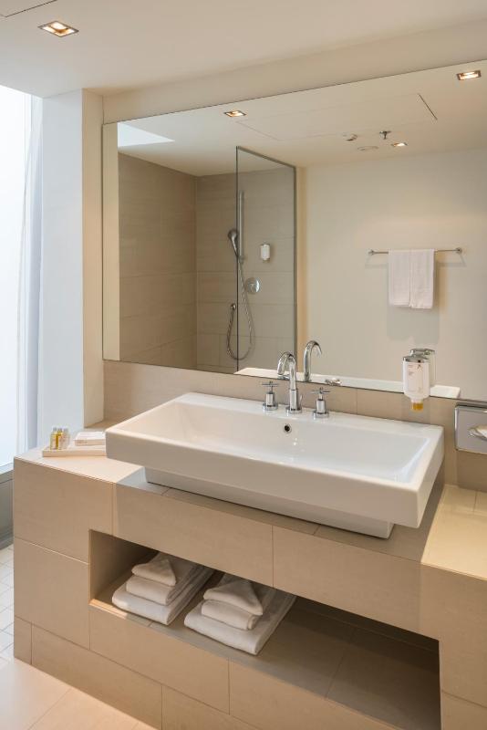 Junior Suite (with access to Rooftop Lounge) image 2