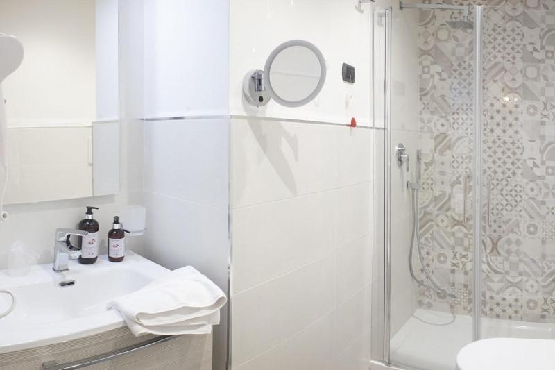 Deluxe Double Room with Balcony image 3