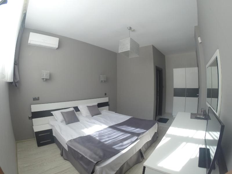 Budget Double Room No Balcony image 2