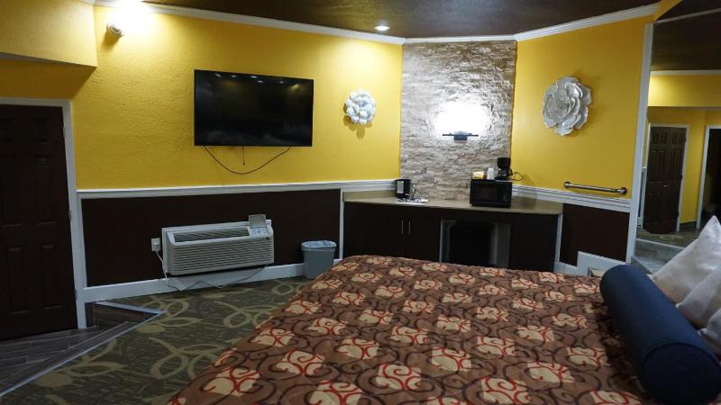 King Honeymoon Suite - Non-Smoking image 2