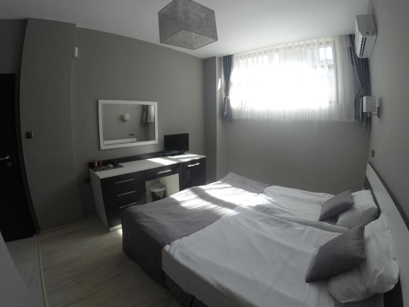 Budget Double Room No Balcony image 4