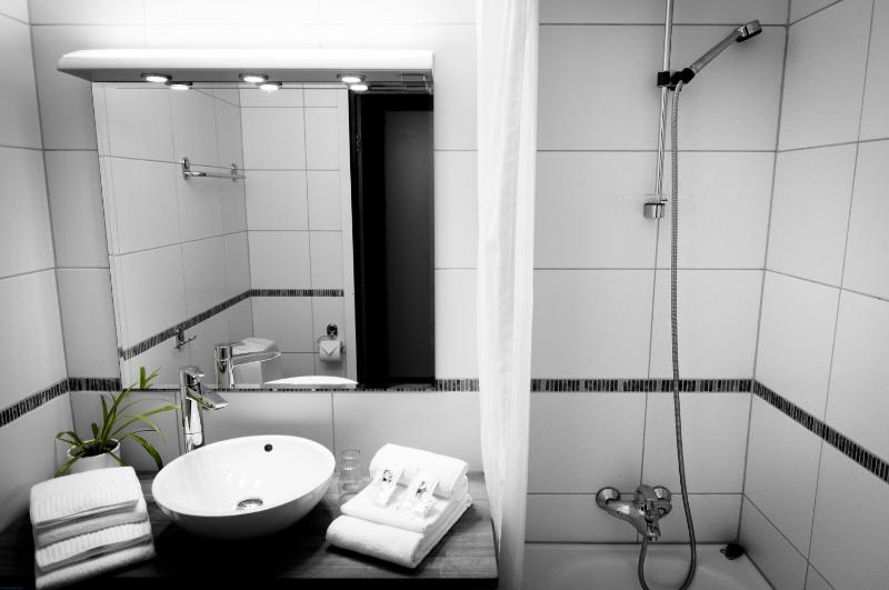 Standard Twin Room Plus with No Fjord View image 2