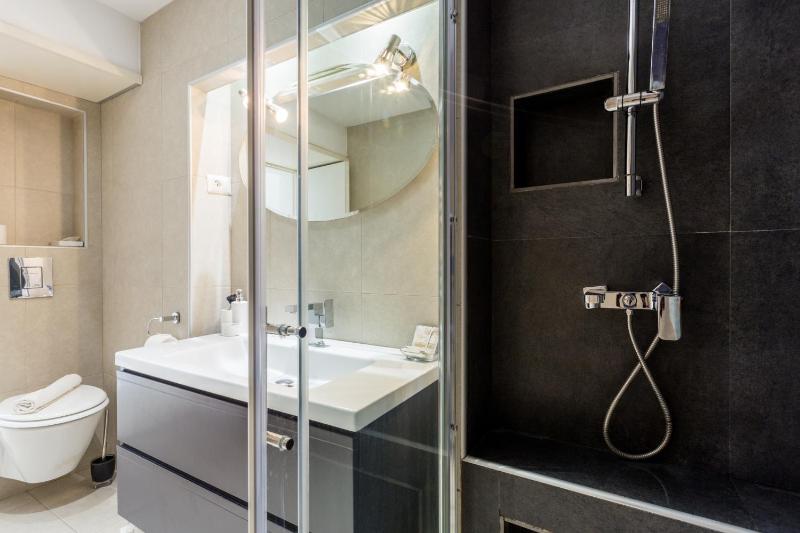 Luxury Two-Bedroom Apartment image 3