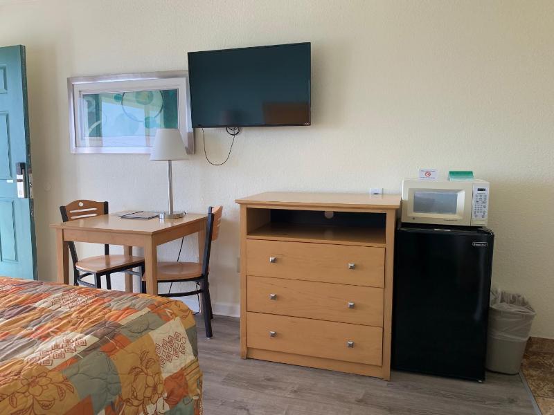 Standard King Room image 2