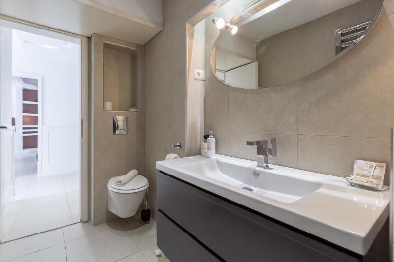 Luxury Two-Bedroom Apartment image 4