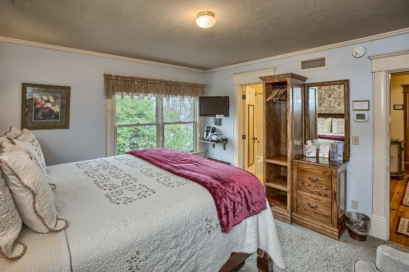 King Room with Garden View image 2