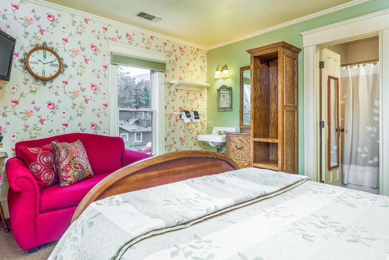 Queen Room with Balcony image 3