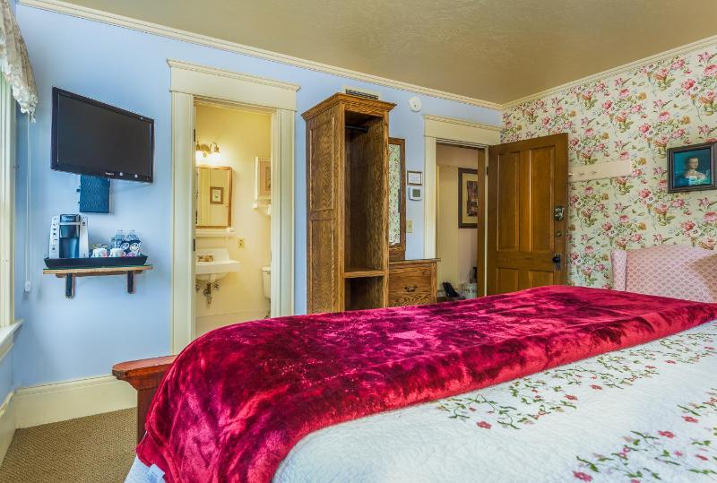 King Room with Garden View image 3