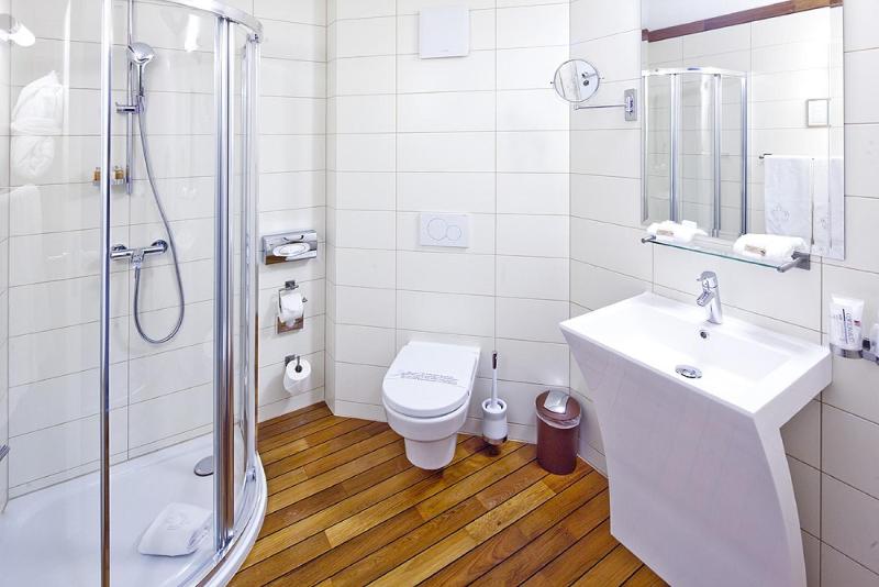 Standard Queen Room - City Side image 3