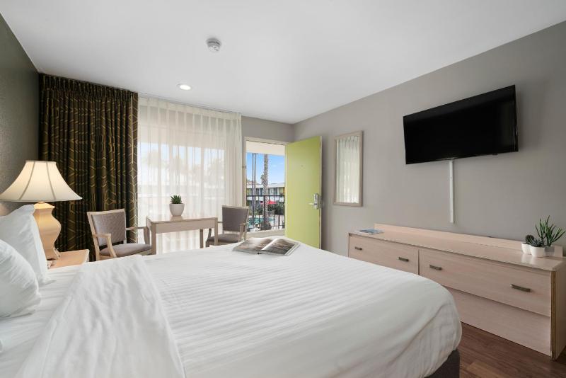 Queen Room image 3