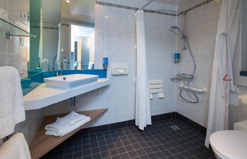 Double Room with Free Hot Breakfast - Accessible image 2