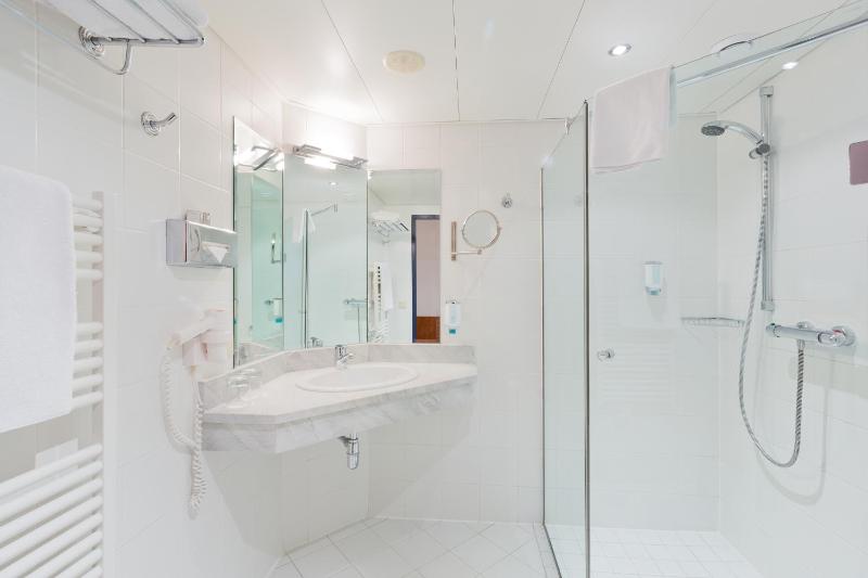 Business Queen Room with Sofa Bed image 2