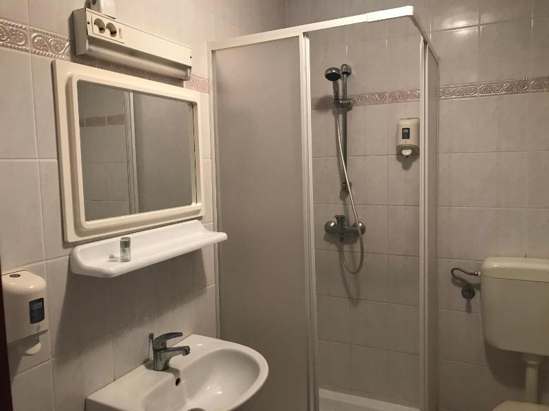 Twin Room with Private Bathroom image 1