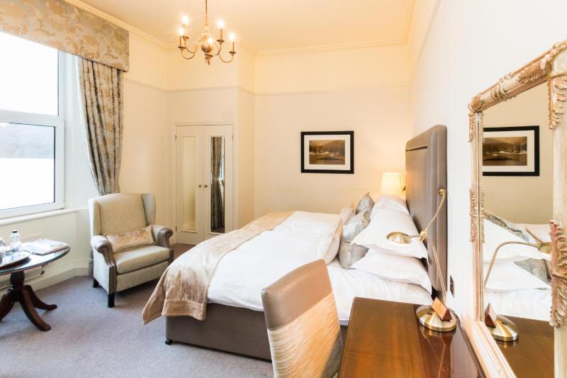 Standard Double Room image 3