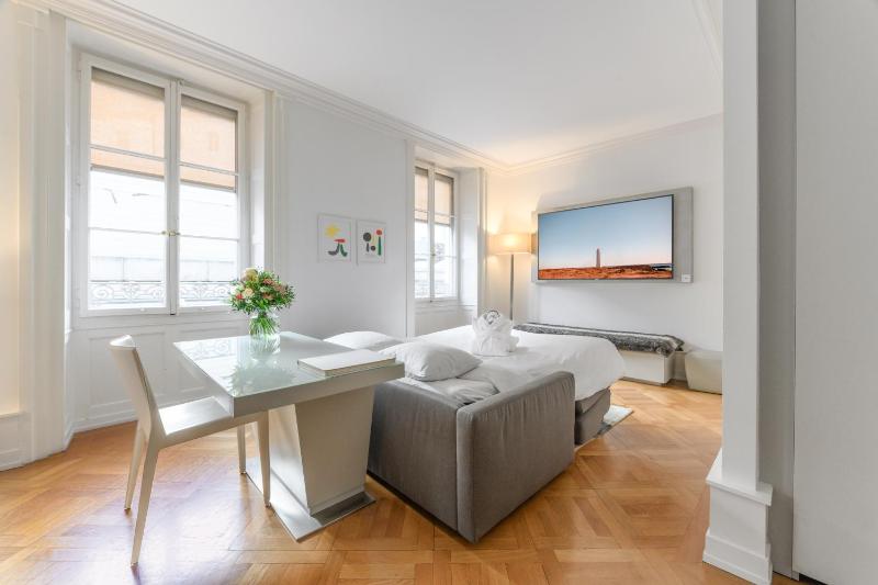 Interconnected Two-bedroom Apartment - Air-conditioned - 110 sqm image 2