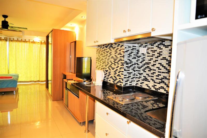 Pattaya Plaza Condotel large studio apartment Sukhumvit - image 14