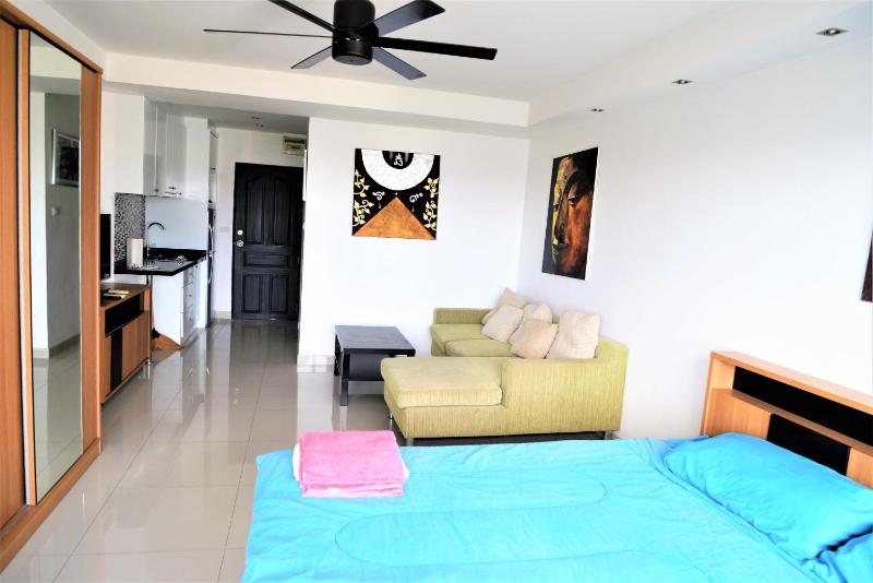 Pattaya Plaza Condotel large studio apartment Sukhumvit - image 1