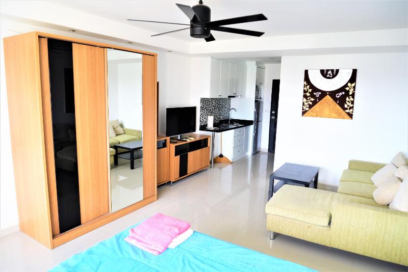 Pattaya Plaza Condotel large studio apartment Sukhumvit - image 12