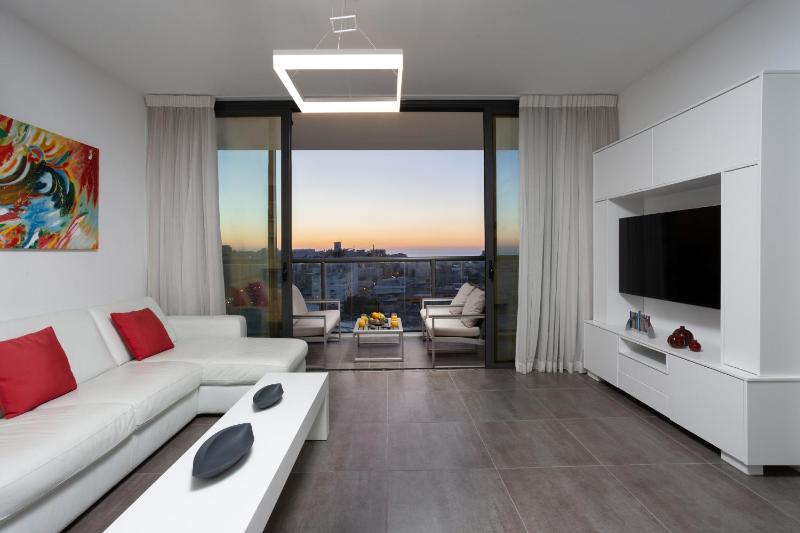 Florentine 2BR with Sea View by HolyGuest - image 5