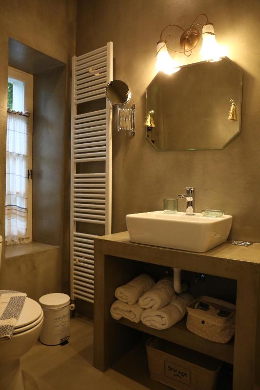 Deluxe Double Room with Balcony image 2