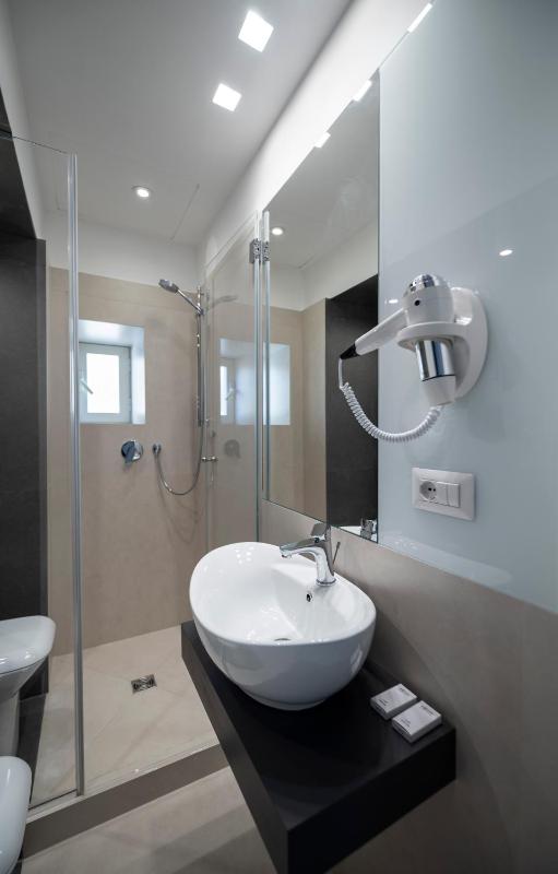 Double Room image 3