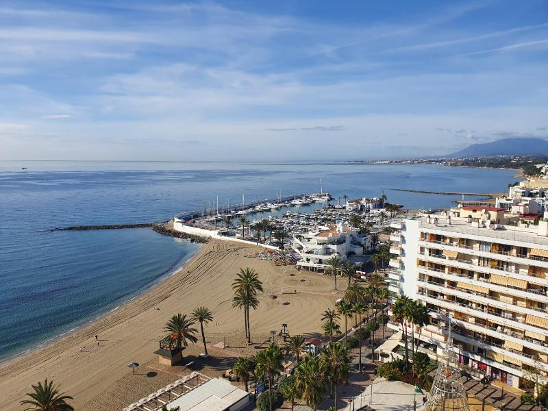 Deluxe One-Bedroom Apartment with Ocean View image 4