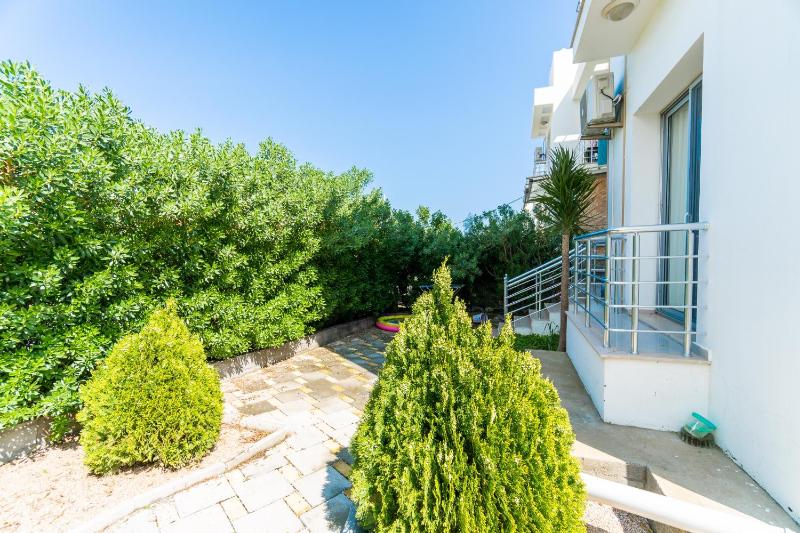 Beautiful & Quiet Two-Bedroom Apartment with Private Garden Lukomorye C1 - image 2