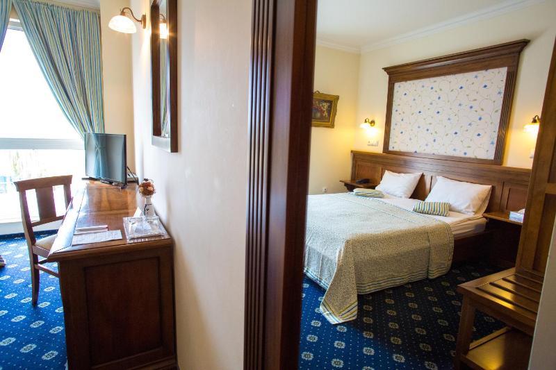 Single Room with Bathroom image 2