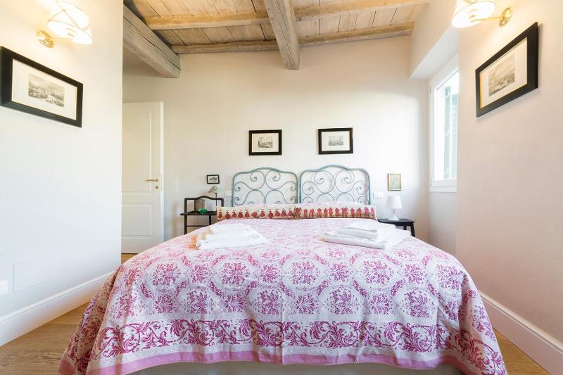 Oltrarno Real Mood Florentine Apartment - image 10