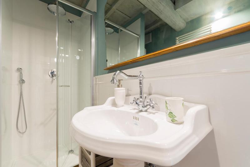 Oltrarno Real Mood Florentine Apartment - image 9