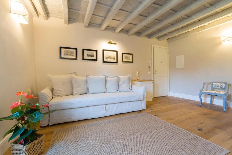 Oltrarno Real Mood Florentine Apartment - image 15