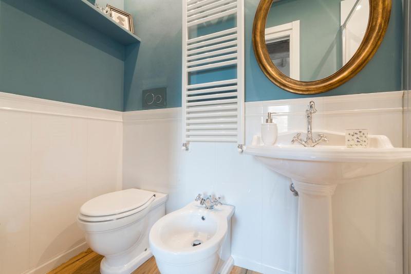 Oltrarno Real Mood Florentine Apartment - image 11