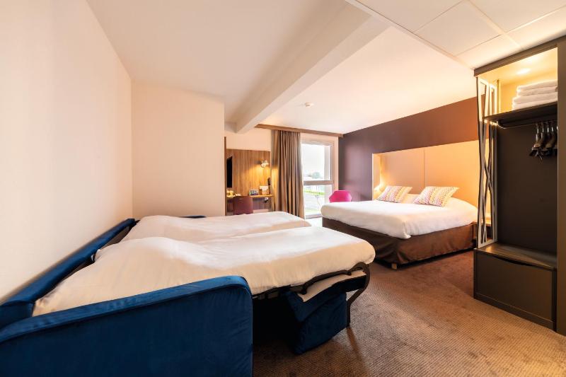 Quadruple Room with One Double Bed and One Sofa Bed image 4