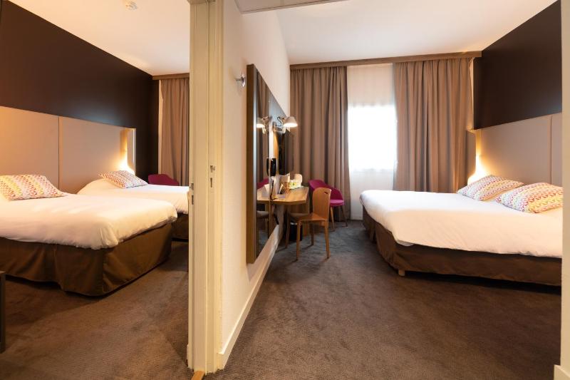 Standard Twin Room image 4
